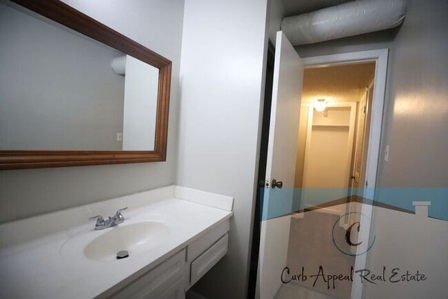 Building Photo - 3 Bedroom 2 Bath Home in Beautiful Neighborhood! A fenced back yard!!