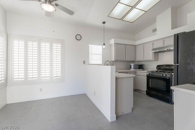 Building Photo - 7045 Sawtooth Dr