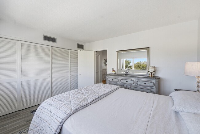 Building Photo - 5208 NE 24th Terrace