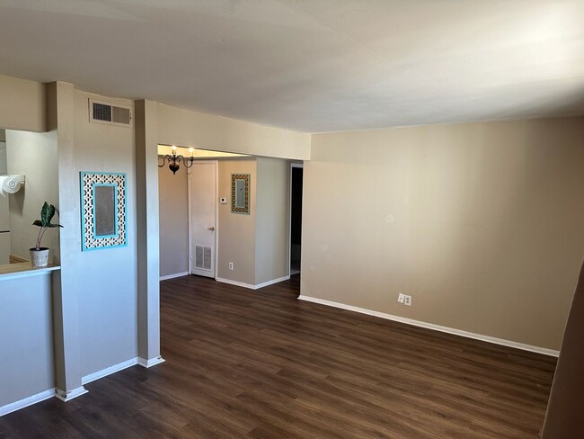 Building Photo - Beautiful move in ready first story condo.