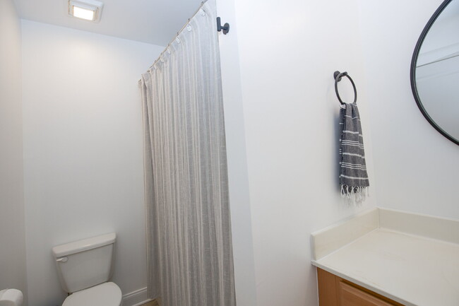 Building Photo - Charming End-Unit Townhome in Southern Pines