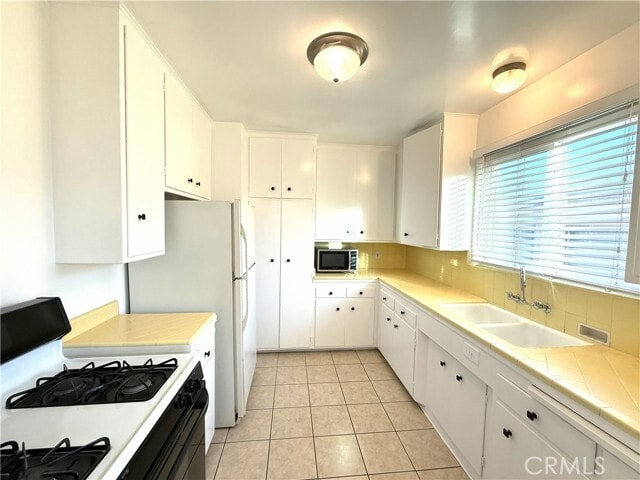 Building Photo - 665 S Lake Ave