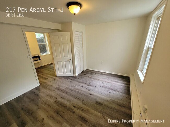 Building Photo - 217 Pen Argyl St