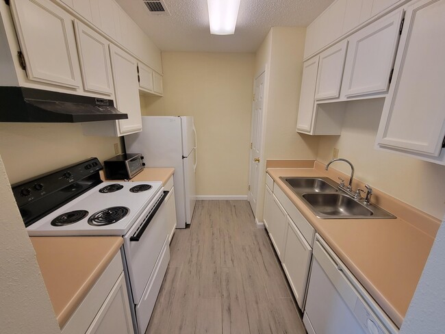 Building Photo - 1610 Green Briar Pkwy