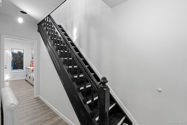 Building Photo - 87 Winnikee Ave