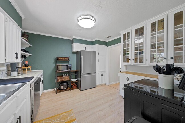 Building Photo - Updated Baylor Bubble Home