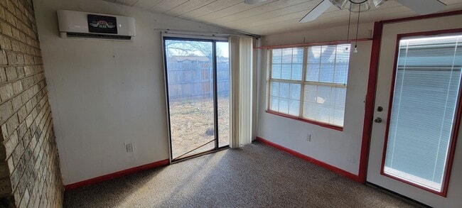 Building Photo - LARGE HOME ON QUIET STREET NEAR HOSPITAL