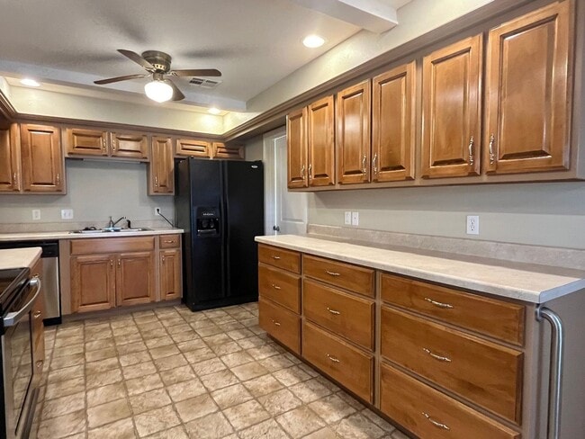 Building Photo - Charming 3 Bed 1.5 Bath!