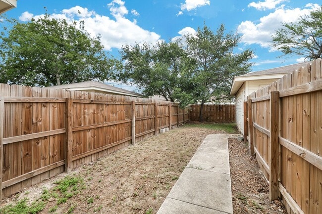 Building Photo - Recently updated 3 bedroom townhome