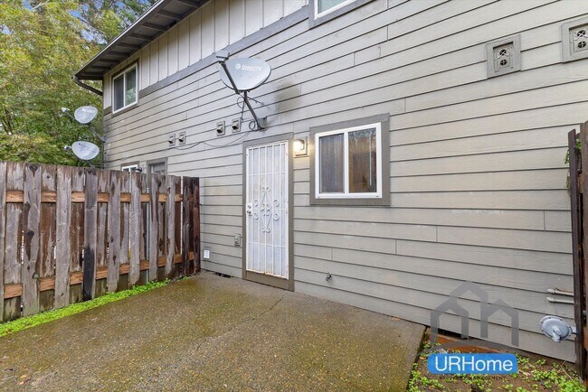 Building Photo - 2 Bed Townhome in SE Portland - $1,695 - Pets Welcome!