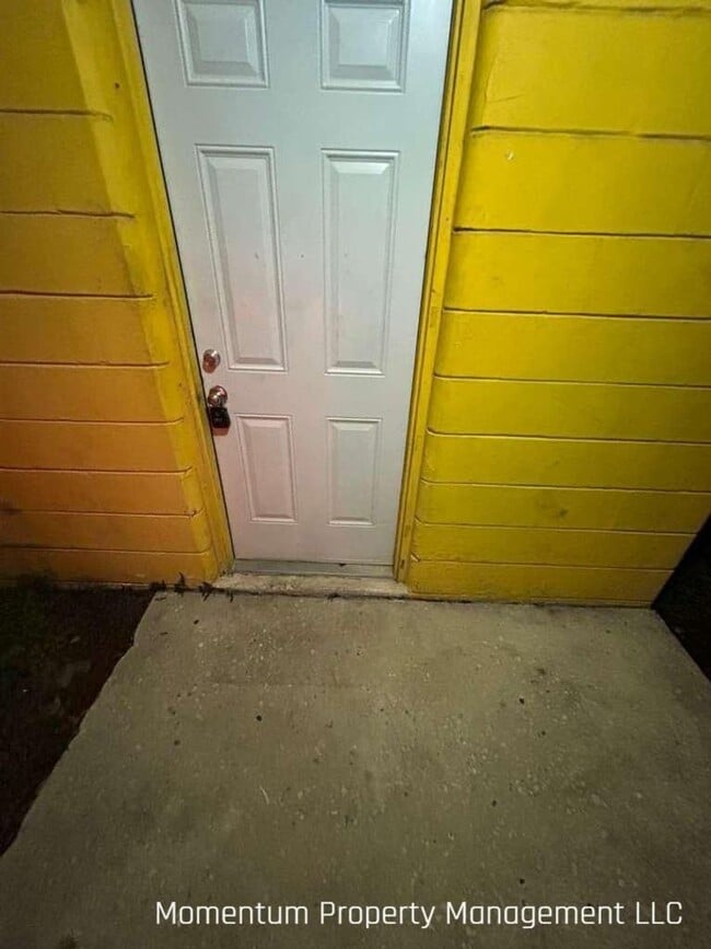 Building Photo - Cute 1/1 Duplex in Bartow! Apply for FREE This Holiday Season!