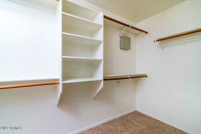 Building Photo - 4715 E Briarwood Terrace