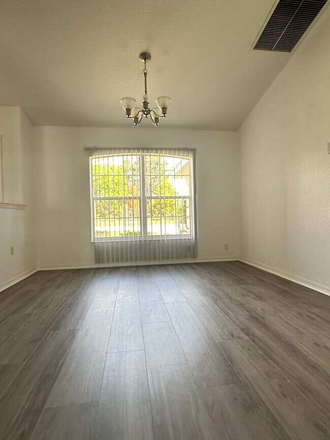 Building Photo - GREAT LOCATION! Four bedrooms, 3 Baths, Family Room