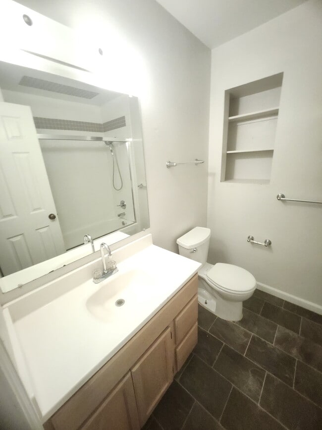 Building Photo - 2516 W Plum St