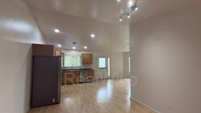 Building Photo - 1384 NE Ridge Ave