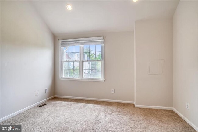 Building Photo - 8830 Thomas Lea Terrace