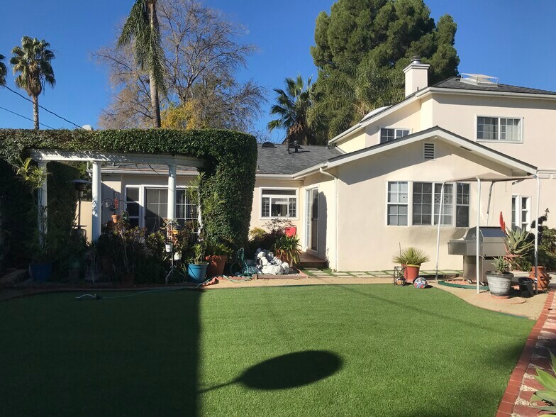 Building Photo - 4522 Saint Clair Ave