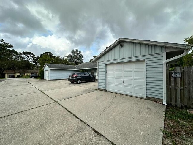 Building Photo - 1159 E Rohe St