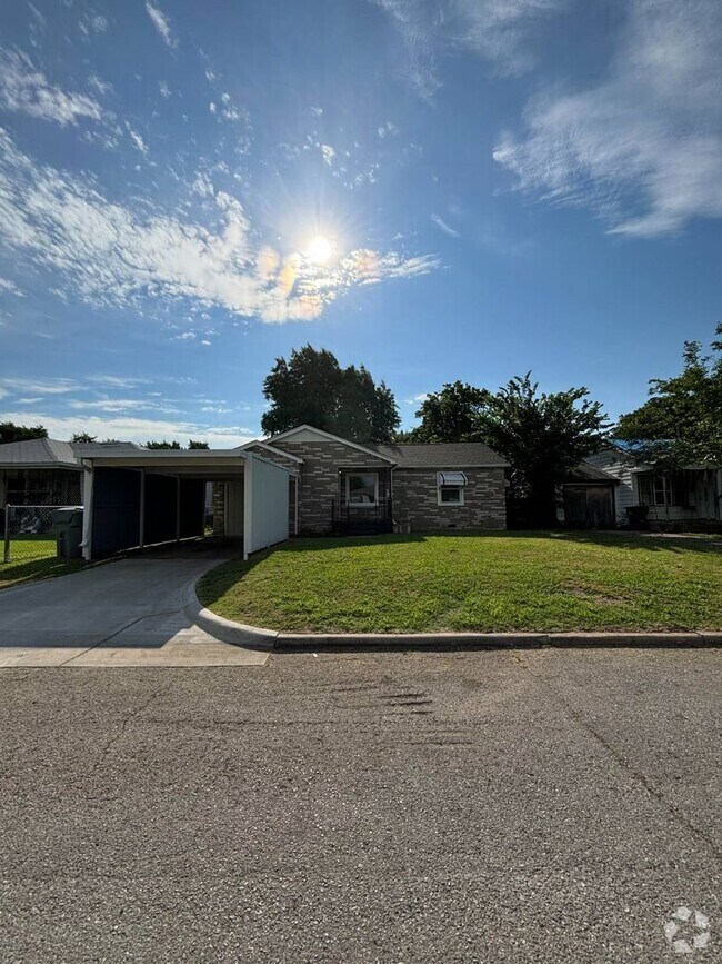 Building Photo - Must See 3 Bedroom