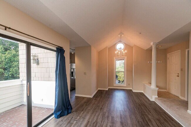 Building Photo - Chic & Cozy Condo in the heart of Raleigh!