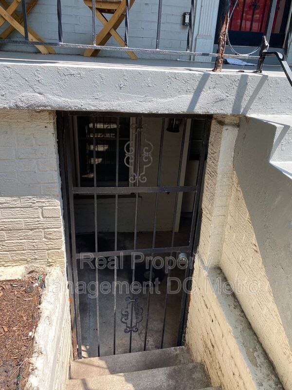 Building Photo - 813 10th St NE