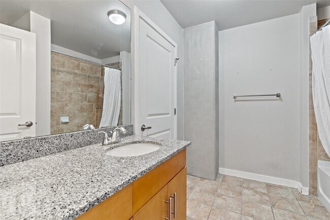 Building Photo - 360 Nueces St