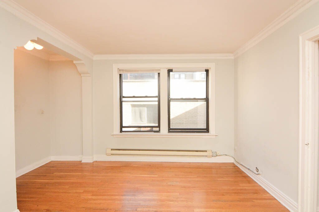 Building Photo - 533 W Roscoe St