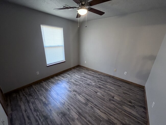 Building Photo - 10 Marie Ln