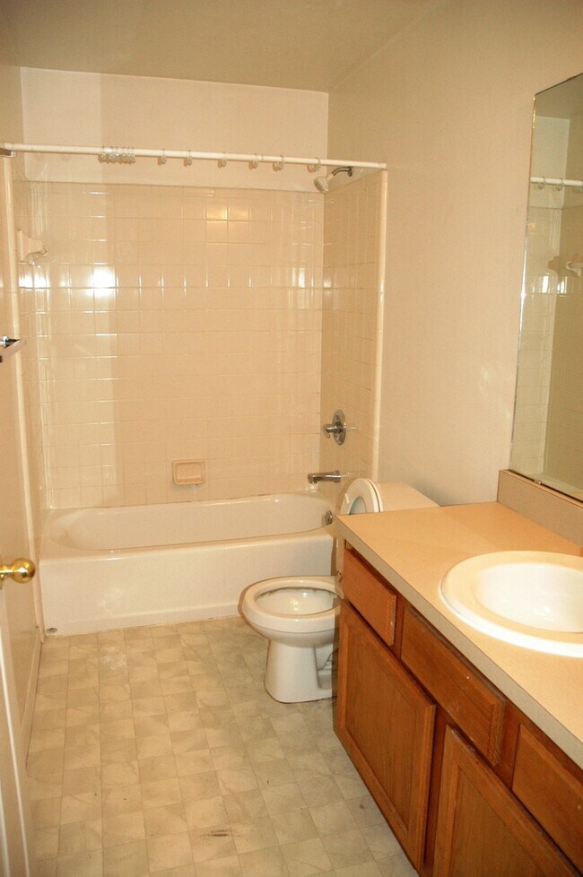 Building Photo - 3/2 House in Midtown