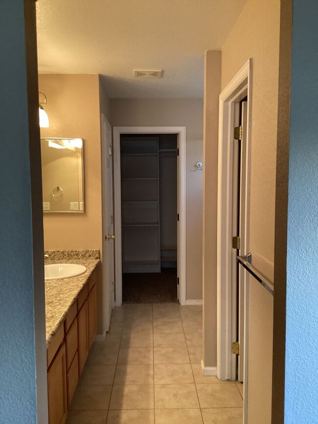 Building Photo - 3 bedroom, 2 Bath Ranch Home with 2 Car At...