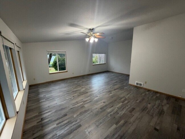 Building Photo - Charming home surrounded by farmlands