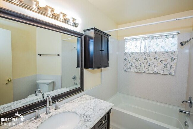 Building Photo - Comfortable 4Bdm 2Ba Home with Fenced Front Yard in Las Vegas! - MI Special