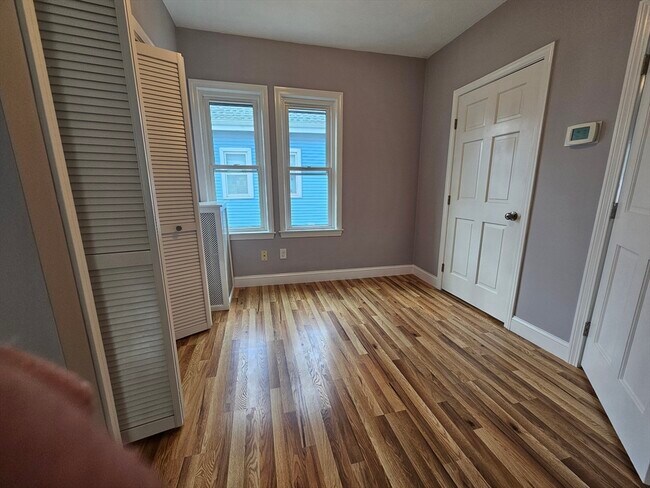Building Photo - 33 Linden St
