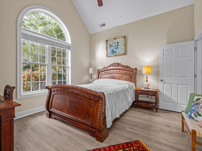 Building Photo - Beauty by the Water!