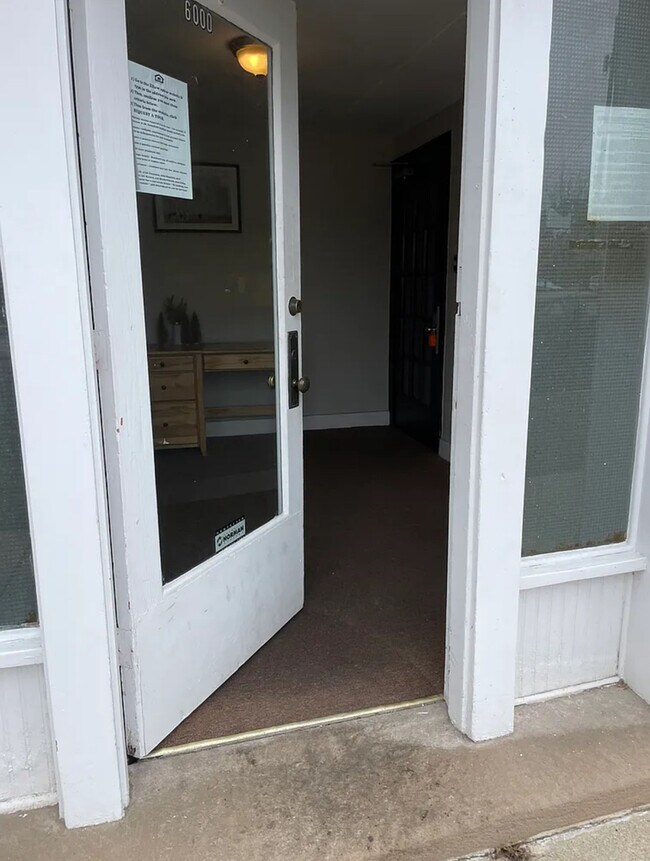 Building Photo - 6010 W Seminole St