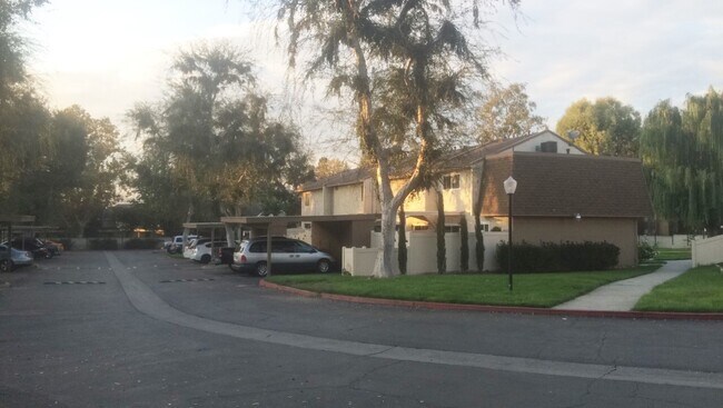 Building Photo - Riverside - GATED 3 Bedroom Condo in Sprin...