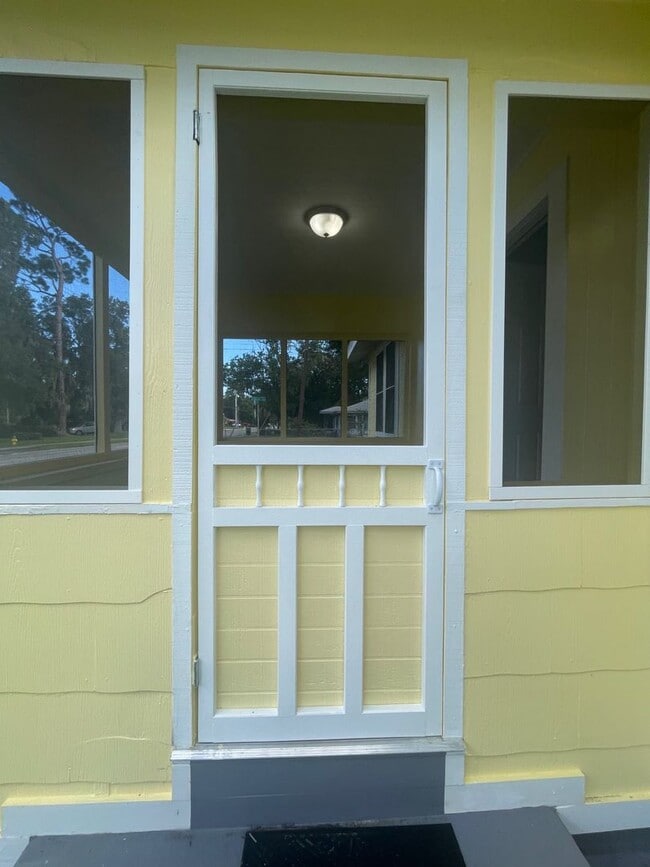 Building Photo - Spacious 2 bedroom, 1 bathroom home Availa...