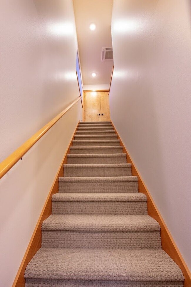 Building Photo - Stunning Holmes Harbor Home and Pet Friendly!