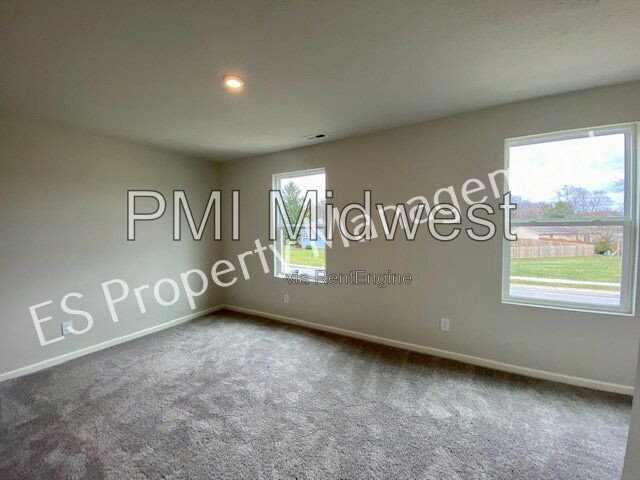 Building Photo - 2608 W Kings Cyn Dr