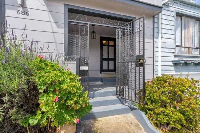 Building Photo - Cute, Comfortable and Convenient Apartment...