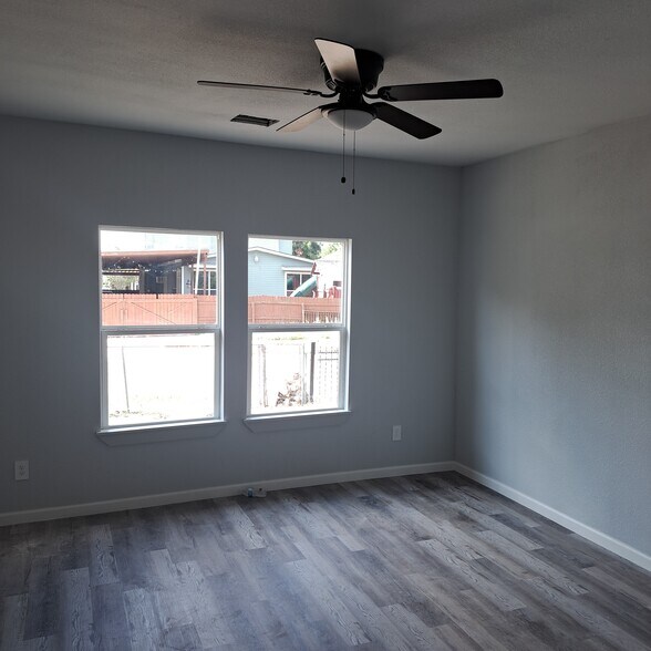 Building Photo - 539 Hicks Ave