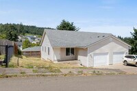 Building Photo - Spacious 3 bedroom Duplex