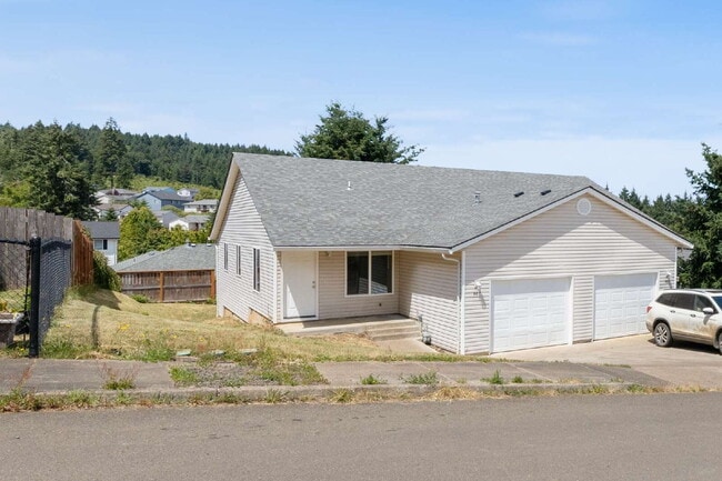 Primary Photo - Spacious 3 bedroom Duplex
