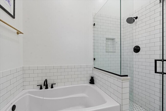 Building Photo - 1413 W Grand Ave