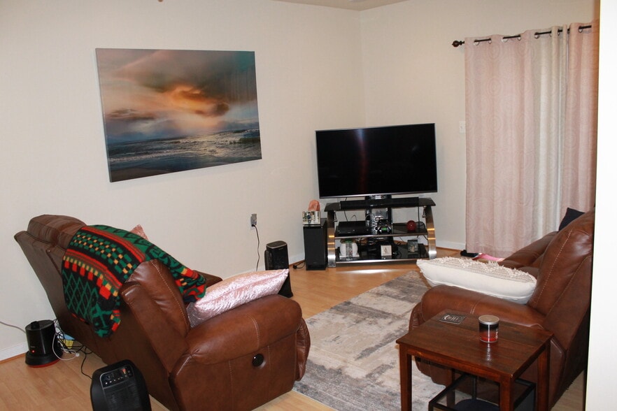 Building Photo - 23421 Dahlia Cir