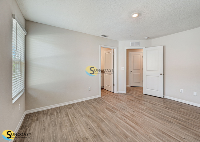 Building Photo - Your New Home Awaits: Stylish 2B/2B Apts w...