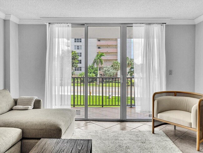 Building Photo - 1150 Hillsboro Mile