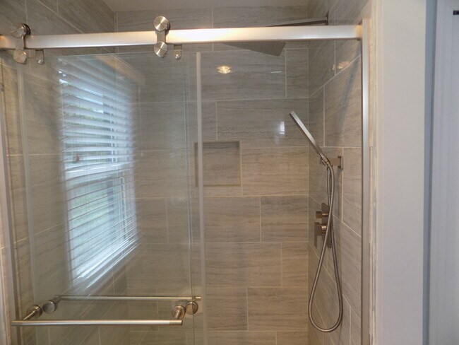 Building Photo - Nice Updated 4 bedroom house with first floor primary bedroom/Bathroom