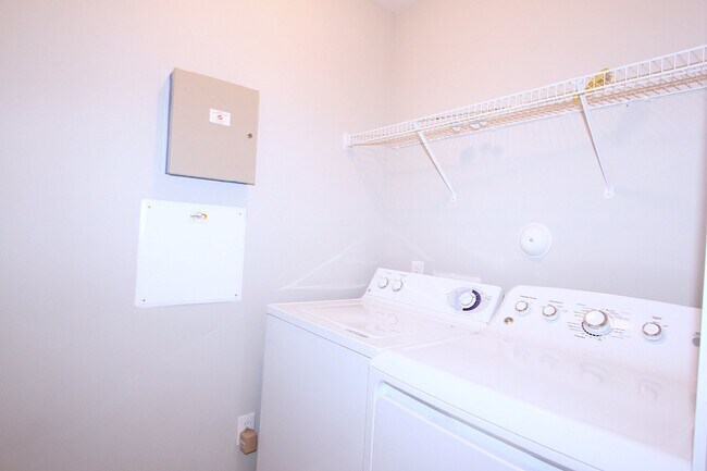 Building Photo - Well maintained 4 bedroom home with a golf course view!