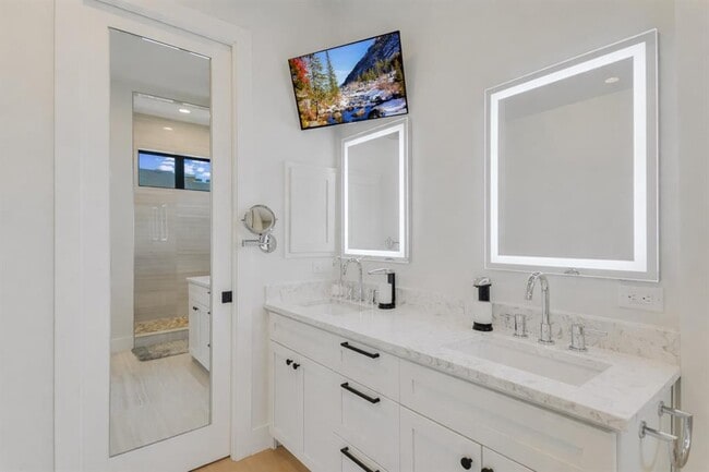 Building Photo - 13322 Galleria Cir